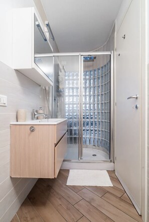 Douche, sèche-cheveux, bidet, serviettes fournies