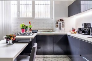 Frigorifero, microonde, forno, piano cottura