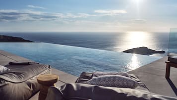 Piscina externa sazonal, guarda-sóis, espreguiçadeiras