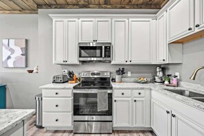Coffee/tea maker, fridge, microwave, oven