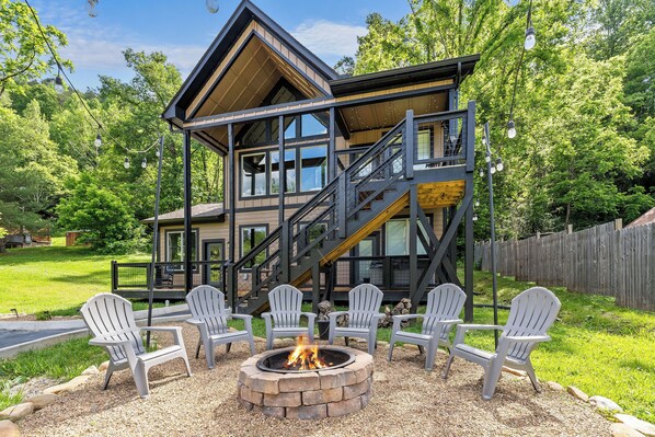 Property grounds - Riverview Retreat - Modern Cabin Oasis on the Little Pigeon River w/private dock (Sevierville)