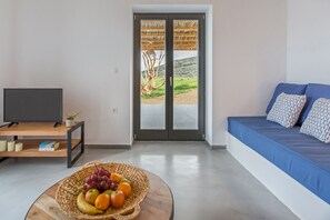 Premium Suite | Living area | Smart TV - Vastblue (Paros)