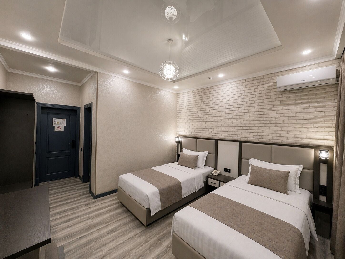 Chambre Deluxe avec lits jumeaux | Literie de qualité, lit avec matelas Tempur-Pedic, bureau