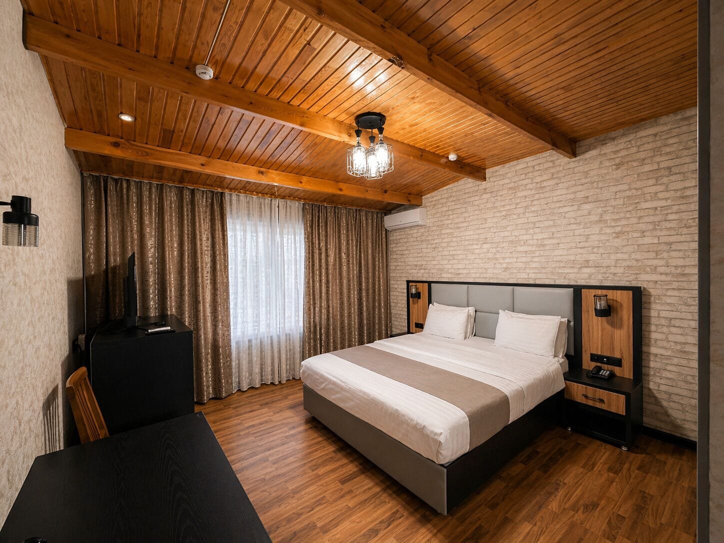 Chambre double | Literie de qualité, lit avec matelas Tempur-Pedic, bureau