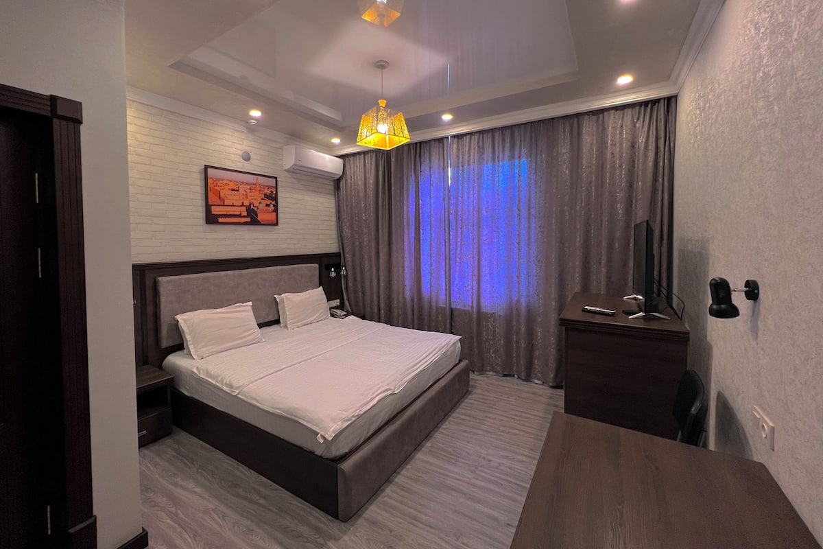 Standaard tweepersoonskamer, 1 tweepersoonsbed | Luxe beddengoed, Tempur Pedic-bedden, een bureau, een laptopwerkplek