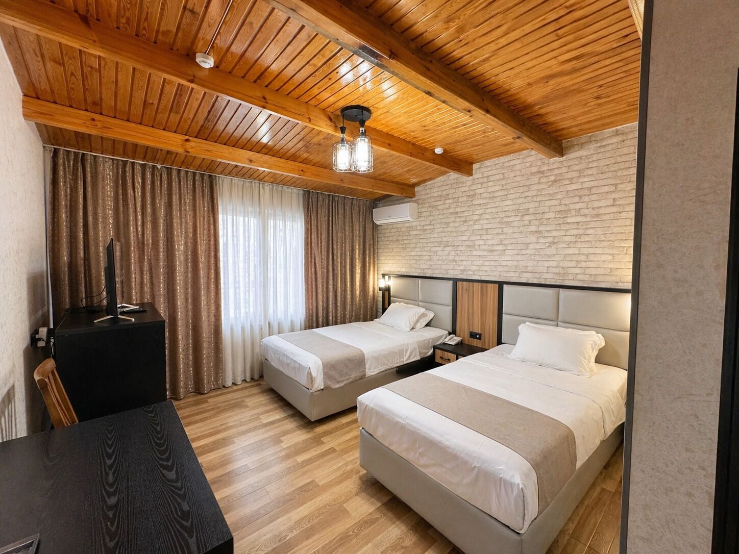 Chambre avec lits jumeaux | Literie de qualité, lit avec matelas Tempur-Pedic, bureau