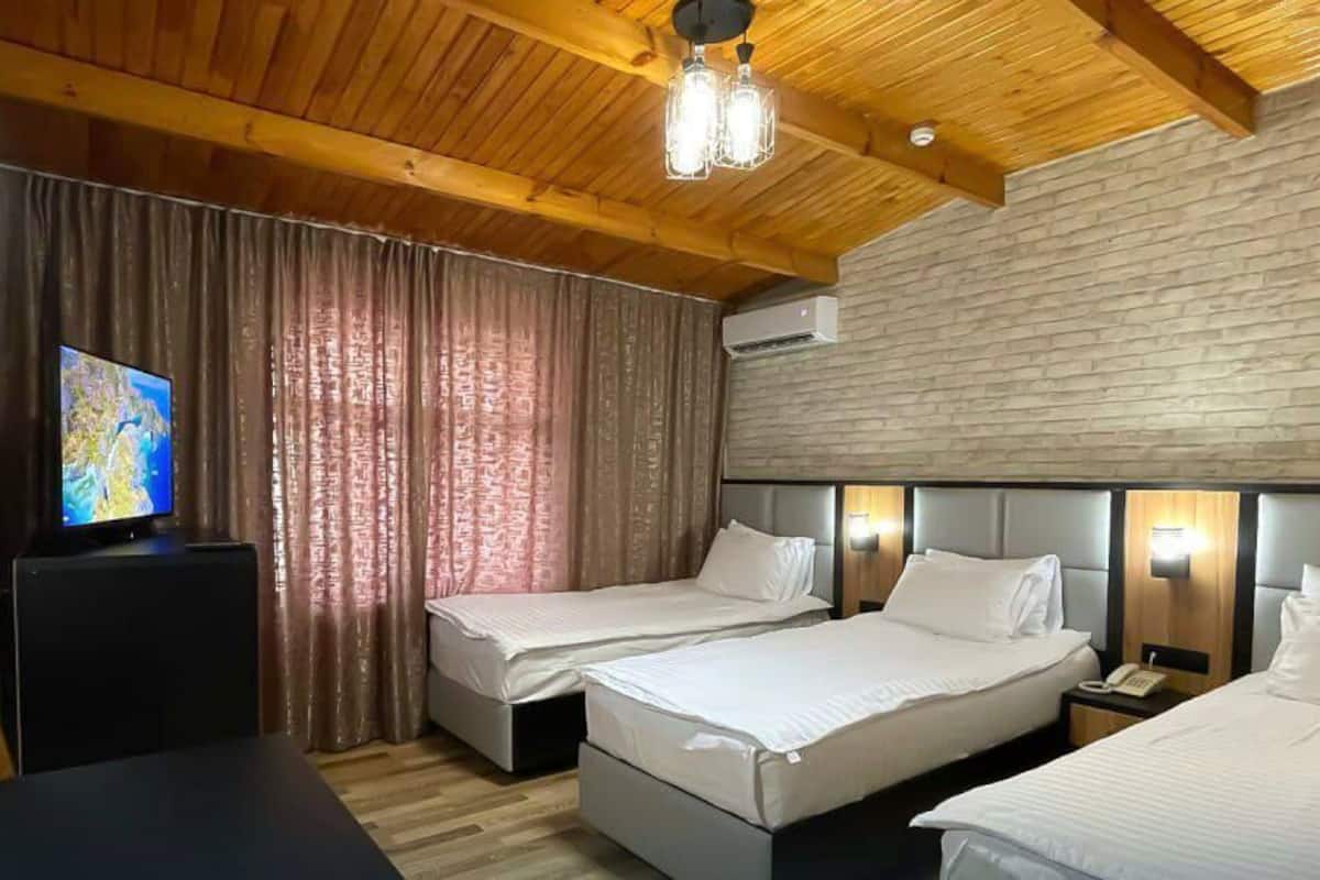 Deluxe driepersoonskamer | Luxe beddengoed, Tempur Pedic-bedden, een bureau, een laptopwerkplek