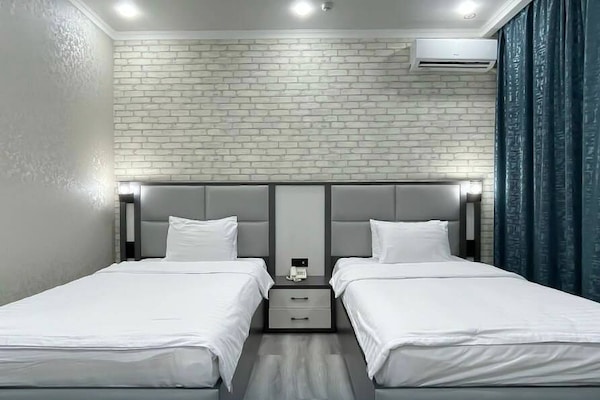 Ropa de cama de alta calidad, colchones Tempur-Pedic y escritorio