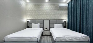 Deluxe Twin kamer | Luxe beddengoed, Tempur Pedic-bedden, een bureau, een laptopwerkplek