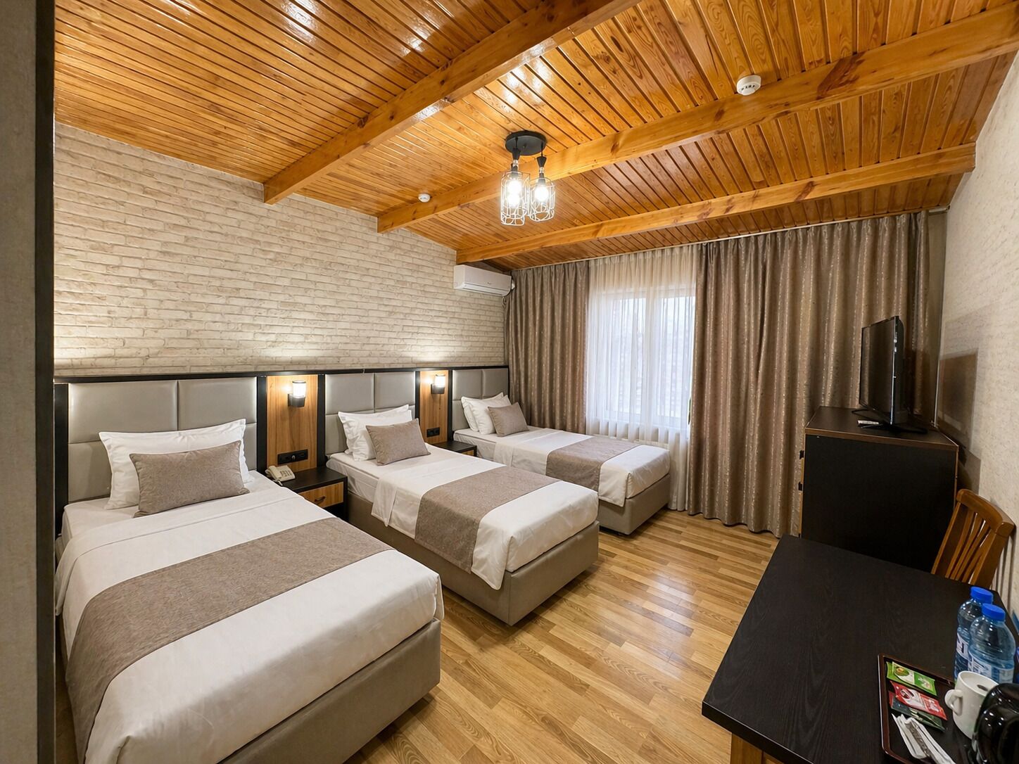 Chambre triple | Literie de qualité, lit avec matelas Tempur-Pedic, bureau