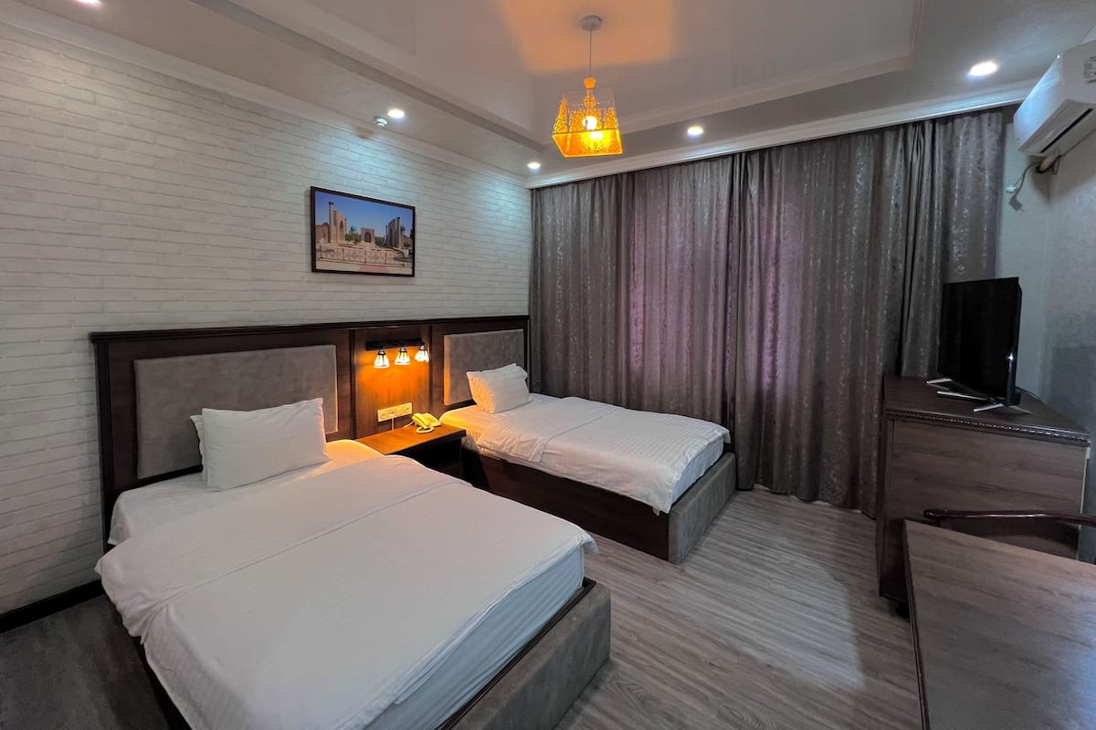Standaard Twin kamer | Luxe beddengoed, Tempur Pedic-bedden, een bureau, een laptopwerkplek