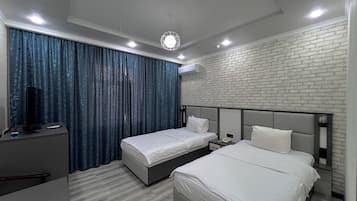 Habitación Deluxe con 2 camas individuales | Ropa de cama de alta calidad, camas Tempur-Pedic y escritorio