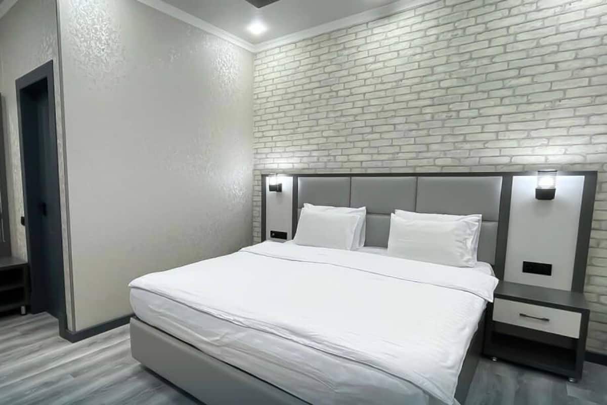 Deluxe tweepersoonskamer | Luxe beddengoed, Tempur Pedic-bedden, een bureau, een laptopwerkplek