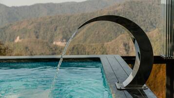 Una piscina techada, sillones reclinables de piscina