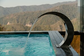 Una piscina techada, sillones reclinables de piscina