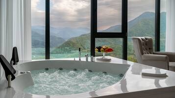 Royal Suite | 1 bedroom, Frette Italian sheets, premium bedding, Select Comfort beds