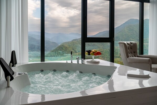 Royal Suite | Frette Italian sheets, premium bedding, Select Comfort beds, desk - Chateau Milisi (Keda)