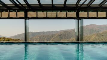 Indoor pool, sun loungers