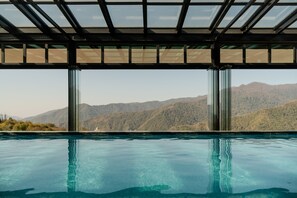 Indoor pool, sun loungers - Chateau Milisi (Keda)