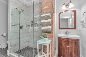 Shower, hair dryer, towels, soap - Amazing 6 bdr, 4 bath historical home located 2 1/2 blks from beach and seawall! (Galveston)