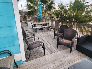Terrace/patio - Amazing 6 bdr, 4 bath historical home located 2 1/2 blks from beach and seawall! (Galveston)