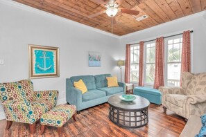 Smart-TV, Kamin, Bücher