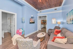 Smart-TV, Kamin, Bücher