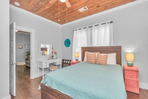 6 bedrooms, iron/ironing board, travel crib, free WiFi - Amazing 6 bdr, 4 bath historical home located 2 1/2 blks from beach and seawall! (Galveston)