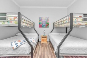 6 bedrooms, iron/ironing board, travel crib, free WiFi - Amazing 6 bdr, 4 bath historical home located 2 1/2 blks from beach and seawall! (Galveston)