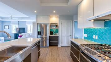 Réfrigérateur, micro-ondes, four, plaque de cuisson