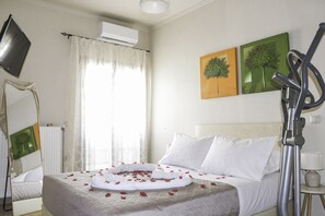 3 bedrooms, desk, iron/ironing board, free WiFi - Giovanni City House near Chania Centre (Chania)