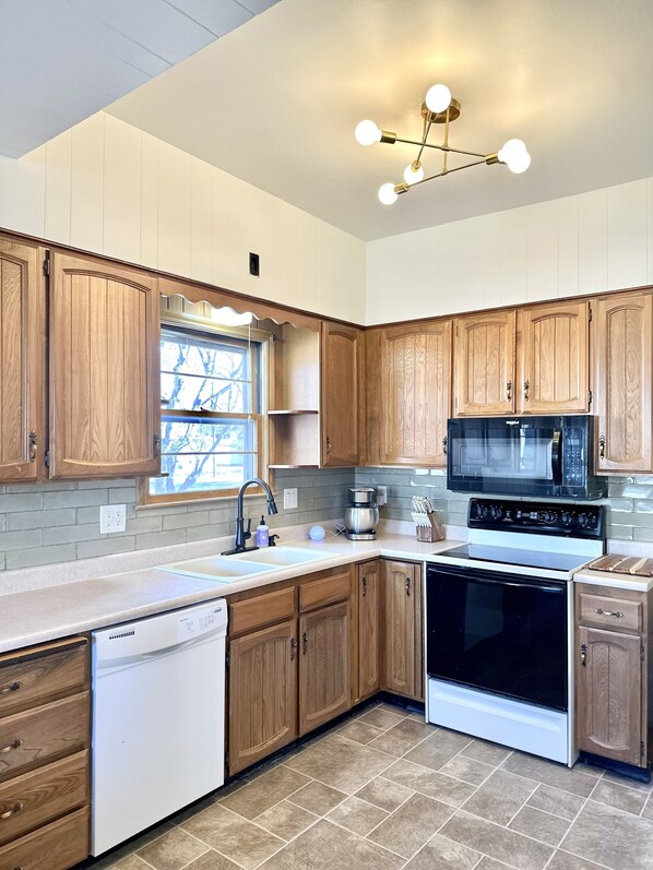 冷蔵庫、電子レンジ、オーブン、コンロ