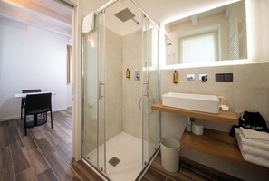 Rom – deluxe | Bad | Dusj, regndusjhode, toalettartikler (inkludert) og hårføner