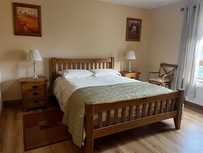 4 dormitoris, planxa i posts de planxar i un bressol de viatge 