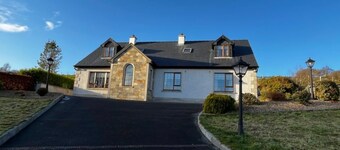 *Walk to Beach | Spacious & Clean | Ocean Views*