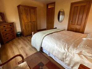 4 quartos, ferros/tábuas de passar roupa, berço de viagem