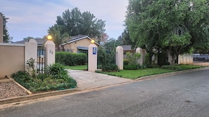 Property grounds - Clean Private modern and Safe (Mahikeng)