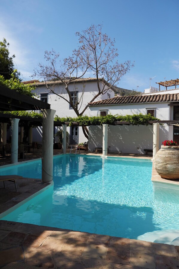 Piscine extérieure (ouverte en saison)