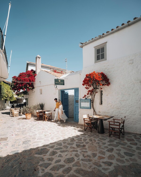 Property entrance - Bratsera Hotel Hydra (Hydra)