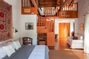 Grand suite | Luxe beddengoed, een minibar, een kluis op de kamer, een bureau