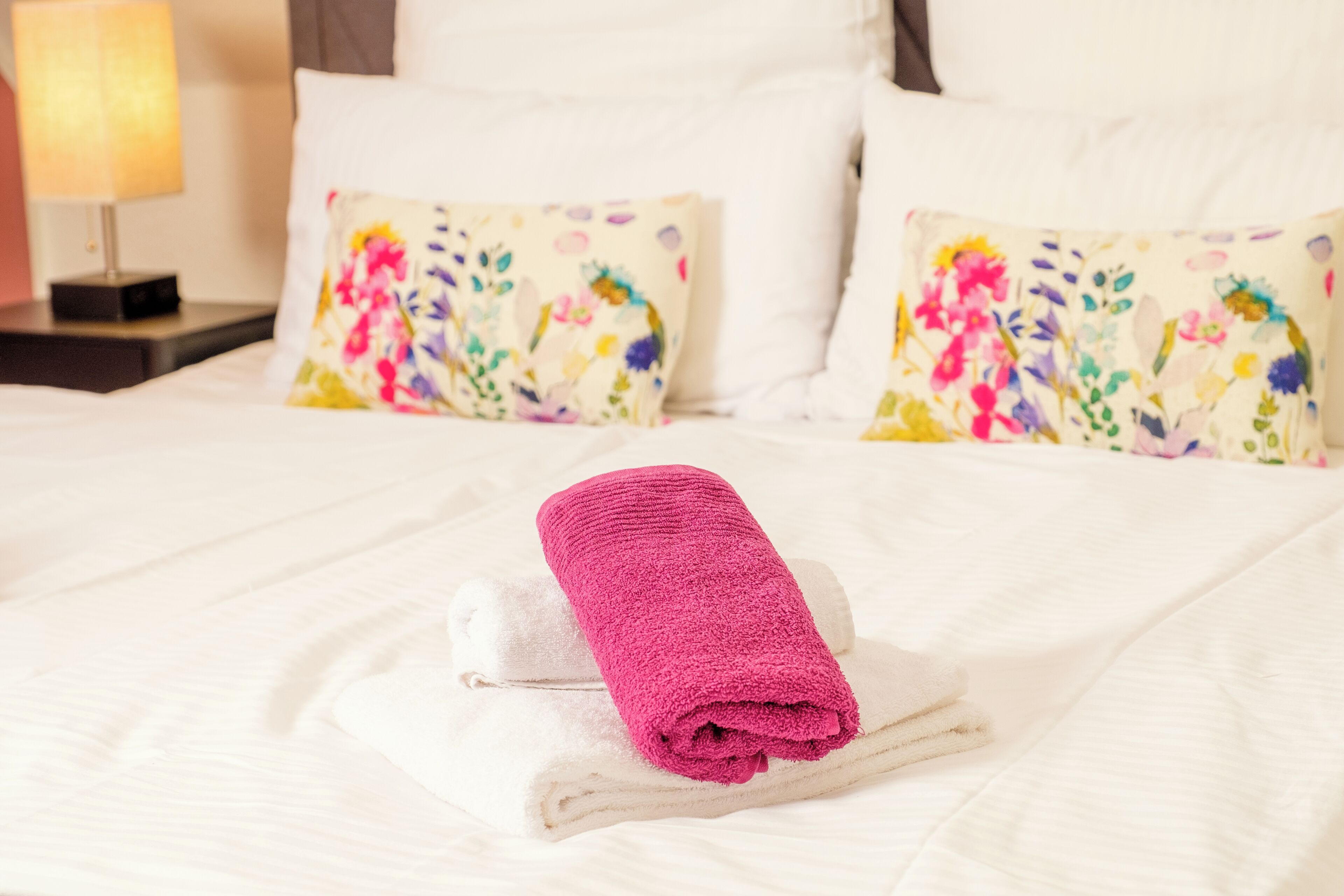 2 dormitorios, tabla de planchar con plancha, cuna de viaje