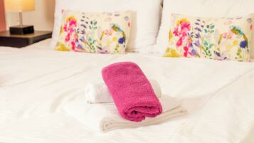 2 dormitorios, tabla de planchar con plancha, cuna de viaje