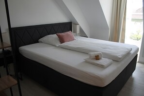 2 slaapkamers, een strijkplank/strijkijzer, reisbedje, gratis wifi