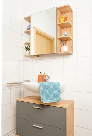 Douche, sèche-cheveux, serviettes fournies, savon