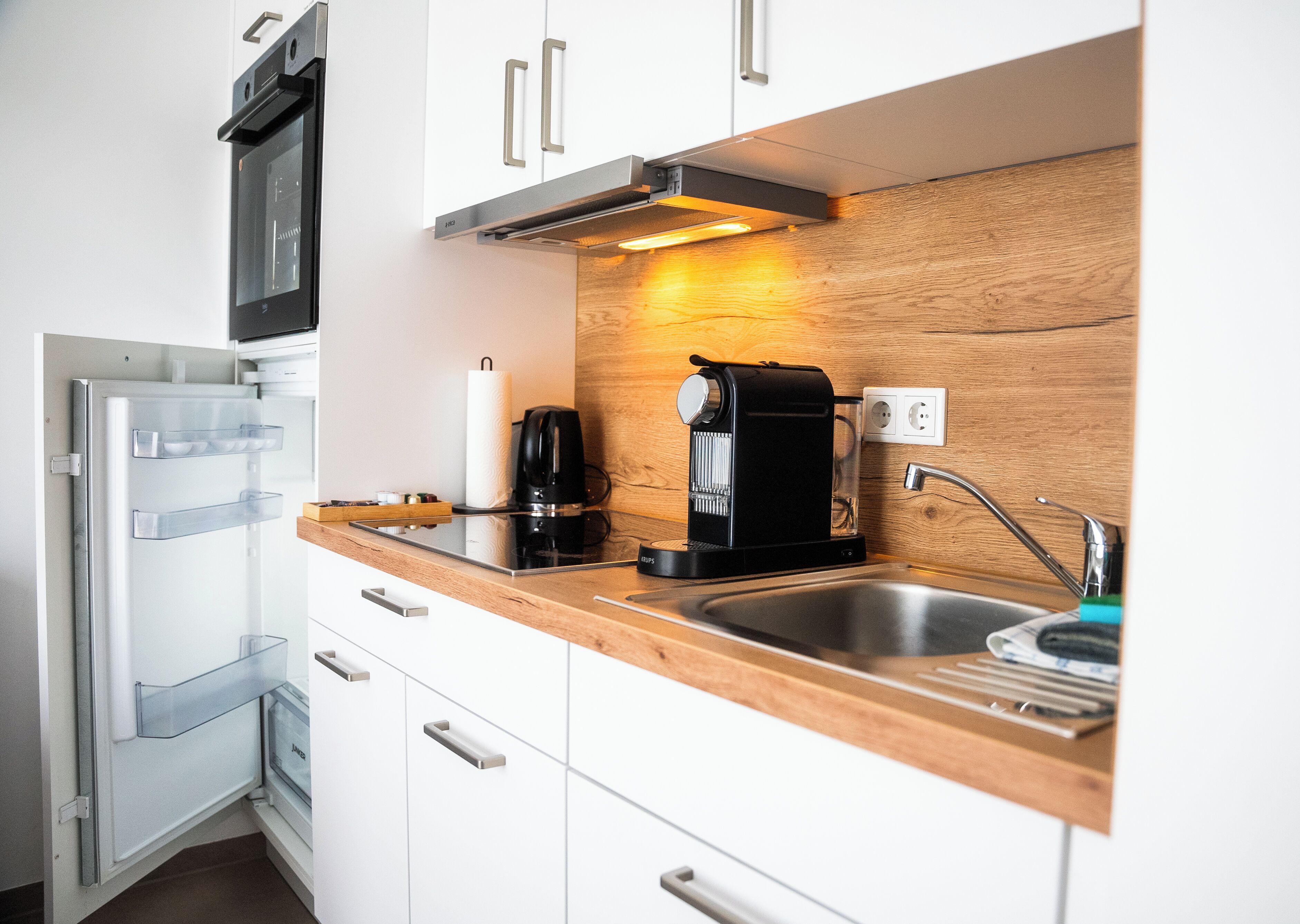 Kühlschrank, Ofen, Herdplatte, Wasserkocher mit Kaffee-/Teezubehör