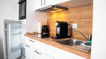 Fridge, oven, stovetop, coffee/tea maker