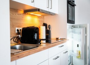 Fridge, oven, stovetop, coffee/tea maker