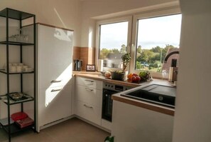 ثلاجة، فرن، موقد طهي مسطح، غسالة أطباق