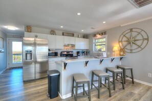 Fridge, microwave, oven, stovetop - Beautiful 3BR/2BA House, 2nd Row with ocean & icw views, Dog Friendly, Sleeps 10 (Oak Island)