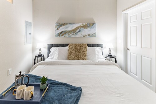 Gym, Fast WiFi, King Bed, Free Parking